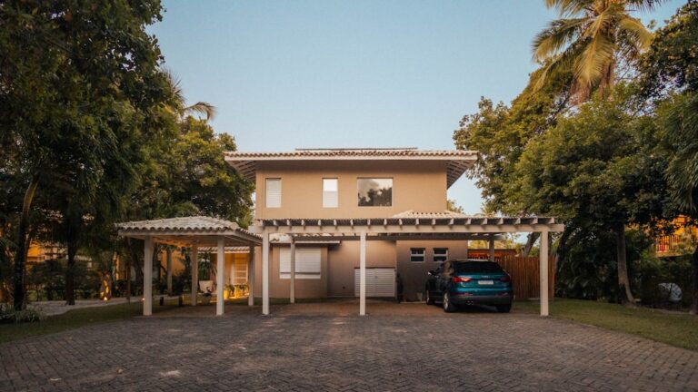 Casa Moderna Com Telheiro E Carro Estacionado No Exterior F DL8K5SYY0