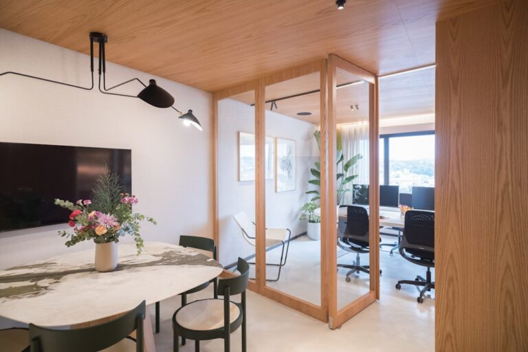 Interior Moderno De Escritorio Com Area De Reuniao E Estacoes De Trabalho xaGFrbbJuAo