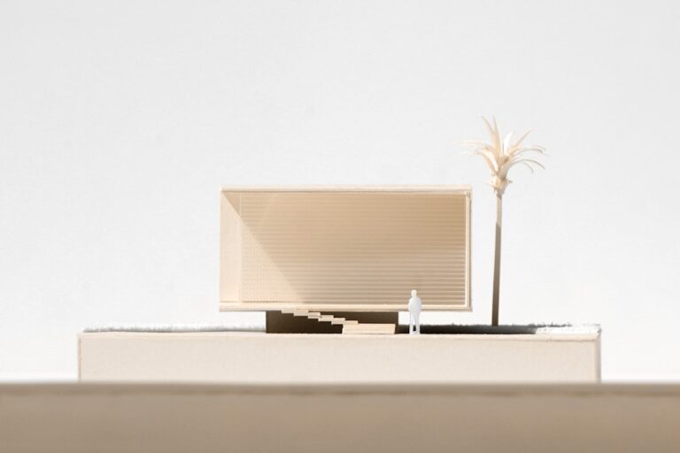 Um Modelo De Um Edificio Com Uma Palmeira Na Frente Dele uf2hsWXYazw