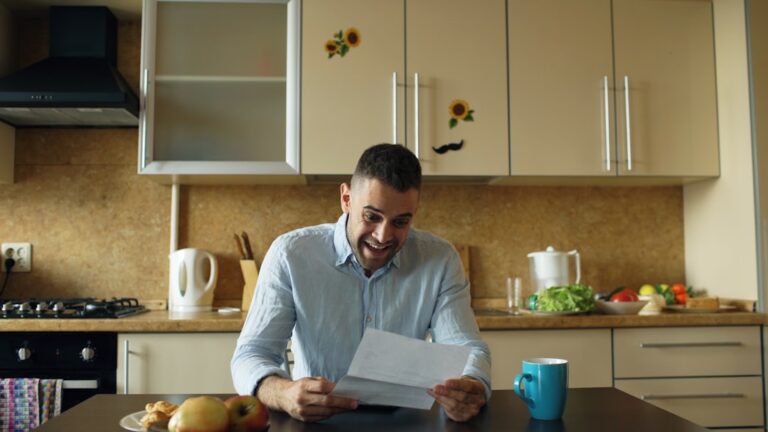 Homem Lendo Uma Carta Em Uma Mesa De Cozinha qwNqHsCu_8A