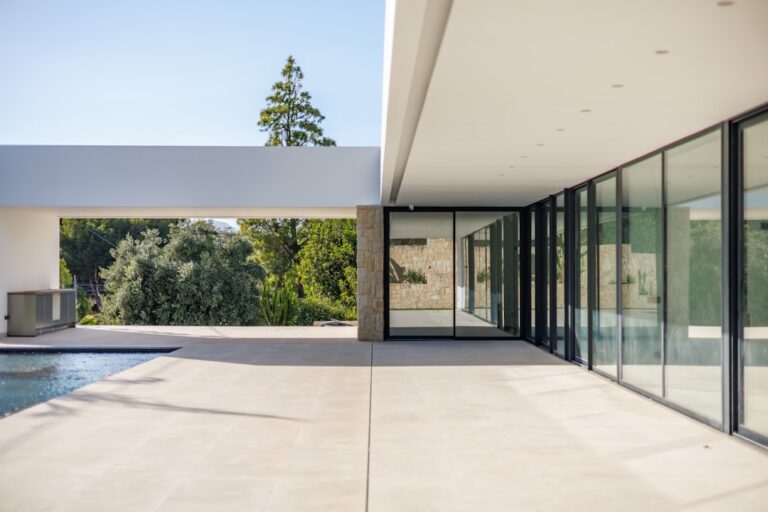 Casa Moderna Com Piscina E Grandes Janelas De Vidro 8AZ_2om65TU