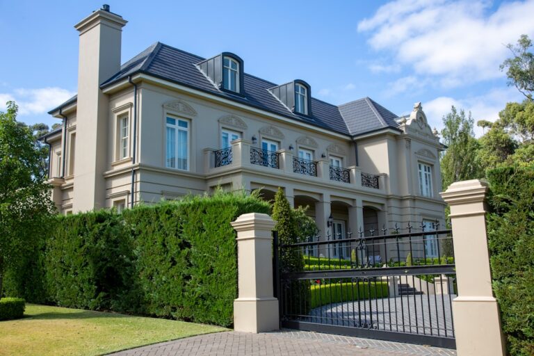 Uma Casa Grande Com Um Portao De Ferro Preto a Sua Frente B8ytq4wEI