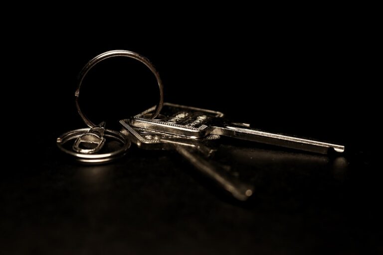 Um Par De Chaves Sentadas Em Cima De Uma Mesa hGT52wbXCI4