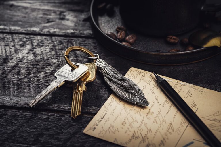 Um Monte De Chaves Sentadas Em Cima De Uma Mesa 8K7bbw guIE