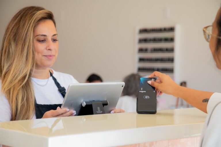 Uma Mulher Esta Fazendo Um Pagamento Com Cartao h8uuH7h17Ds