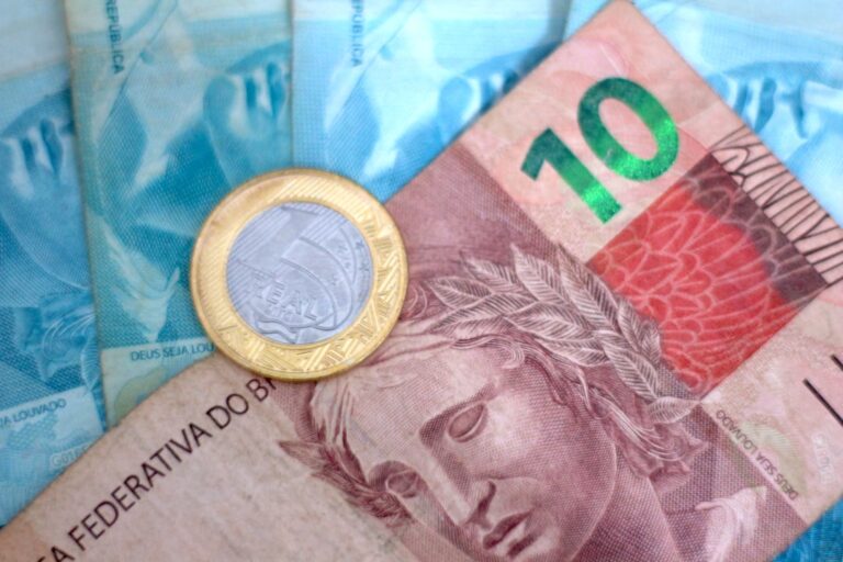 Um Close up De Uma Conta De Dinheiro Com Uma Moeda Em Cima Dela gK whGsF0iY