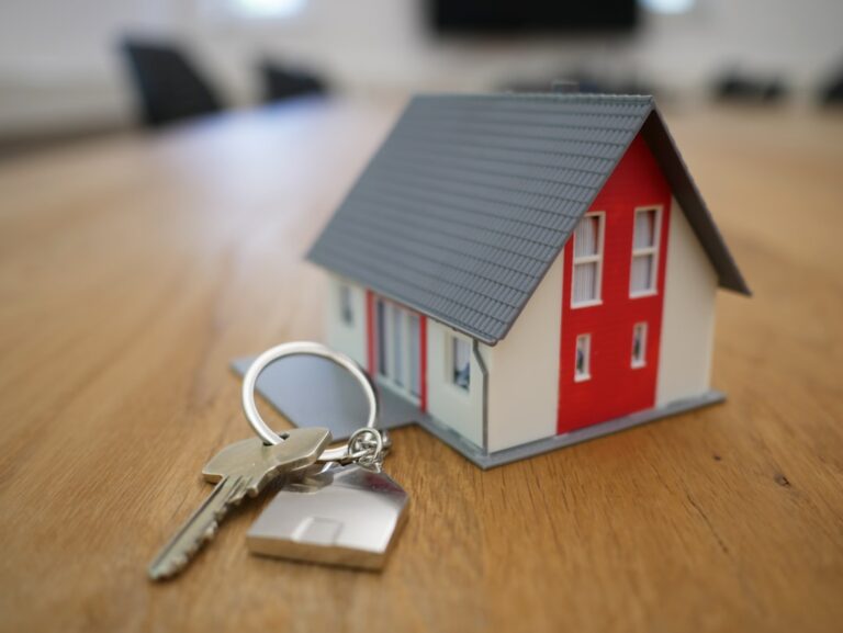 Miniatura Da Casa De Madeira Branca E Vermelha Na Mesa Marrom rgJ1J8SDEAY
