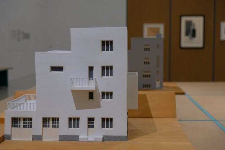 Edificio De Concreto Branco Com Piso De Madeira Marrom jfUk6Dhqi5Y