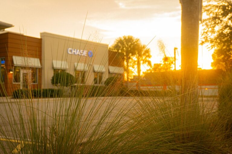 Predio Do Banco Chase Ao Por Do Sol Com Luz Quente T_dM KrBlJE