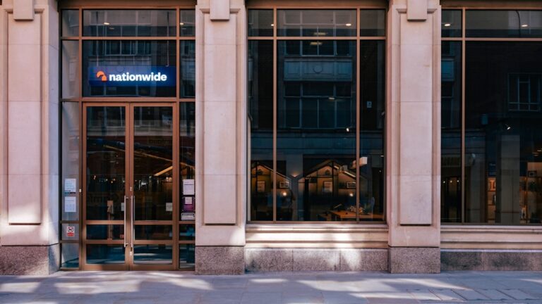 Exterior Do Edificio Nationwide Com Grandes Janelas E Entrada QZM_EpZ05bQ