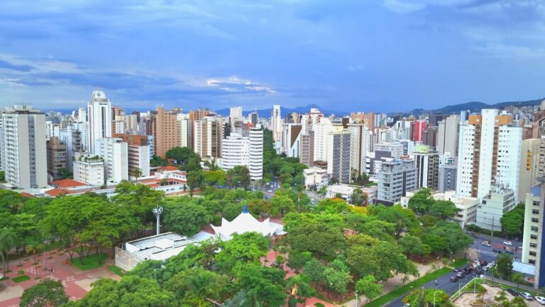 Uma Vista De Uma Cidade Com Edificios Altos Cn6eCdAU4js