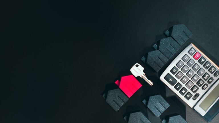 Um Telefone Celular Sentado Em Cima De Um Teclado RVk8EwpRwNs