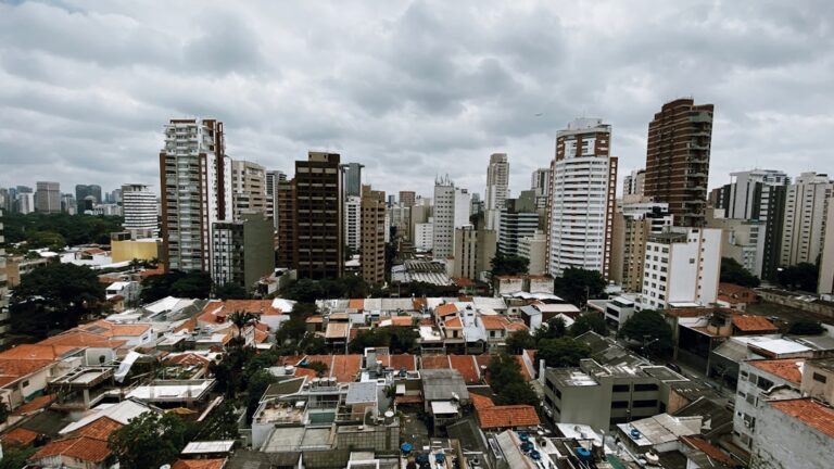 Vista Aerea Dos Edificios Da Cidade Durante O Dia VljwYBqJ6z4