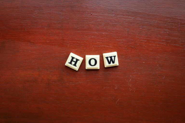 A Palavra Wow Soletrada Com Letras Scrabble Em Uma Superficie De Madeira 8VTvtf04jx4