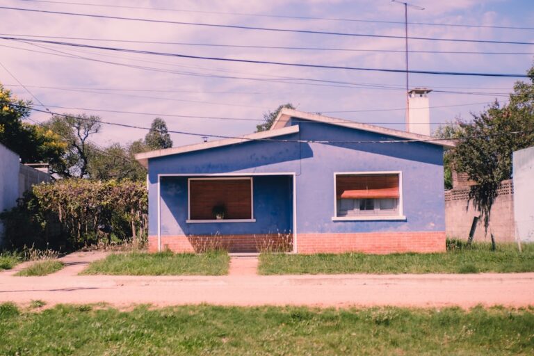 Uma Casa Azul Com Uma Chamine De Tijolo Vermelho 6ukf5JG0ueA
