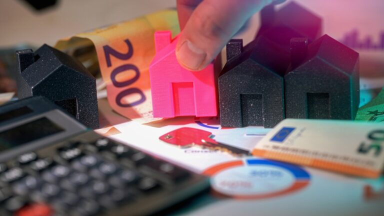 Investimento Imobiliario Mostrado Com Casas E Dinheiro TDe_01_NrTo