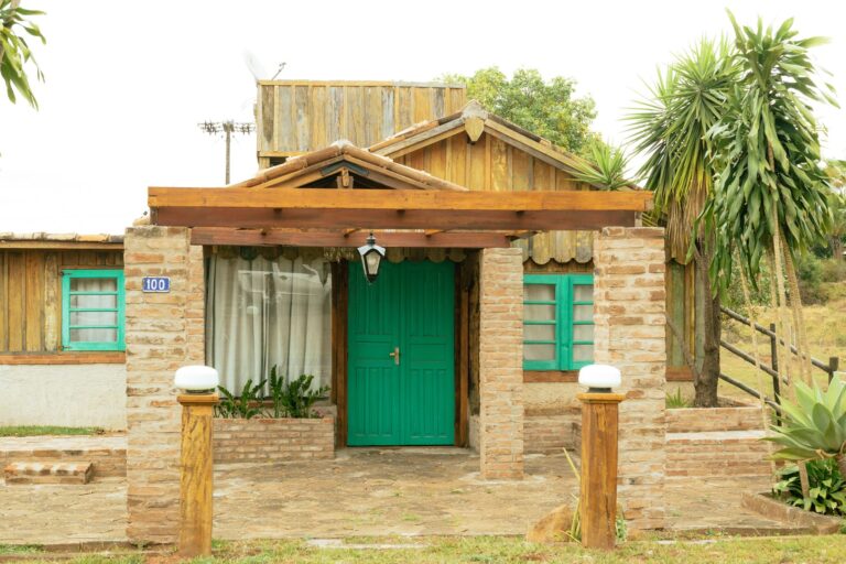 Charming rustic house with green accents and lush gardens in São Paulo, Brazil.