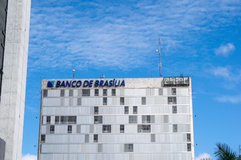 Front view of Banco de Brasília building with a clear blue sky and modern architecture.