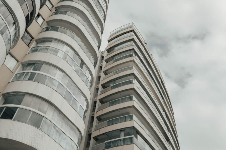 Elevated view of a contemporary high-rise building in Espírito Santo, Brazil, under a cloudy sky.